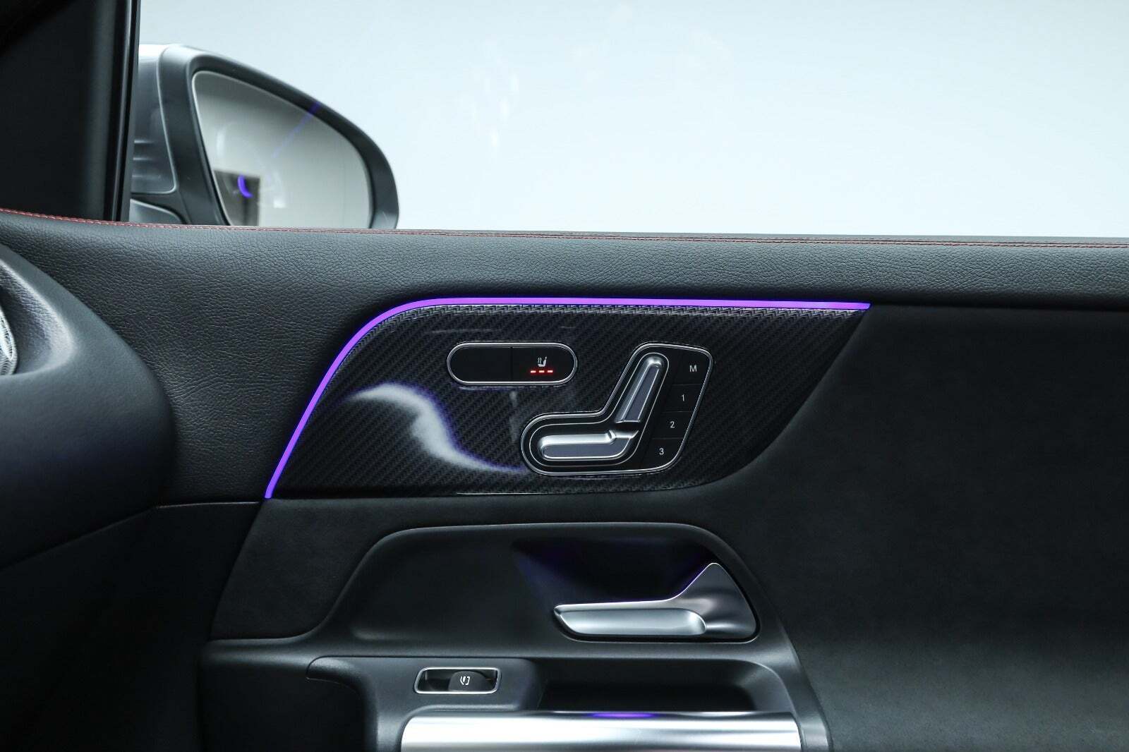 Grå Mercedes GLA250 e fra 2023