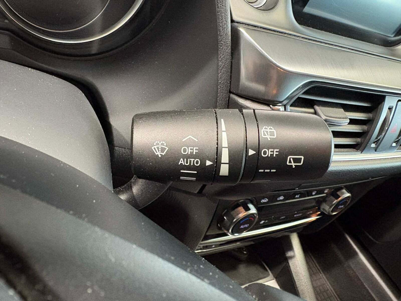 Brun Mazda 6 fra 2015