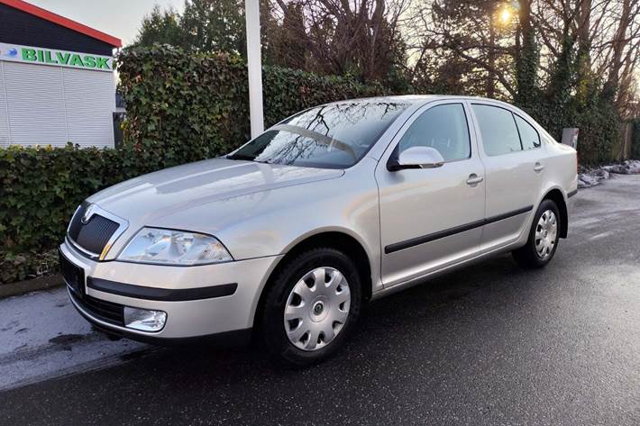 Sølv Skoda Octavia fra 2005 set udefra