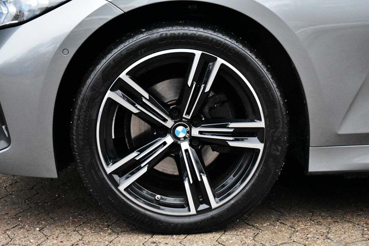 Grå BMW 320i fra 2023 set udefra
