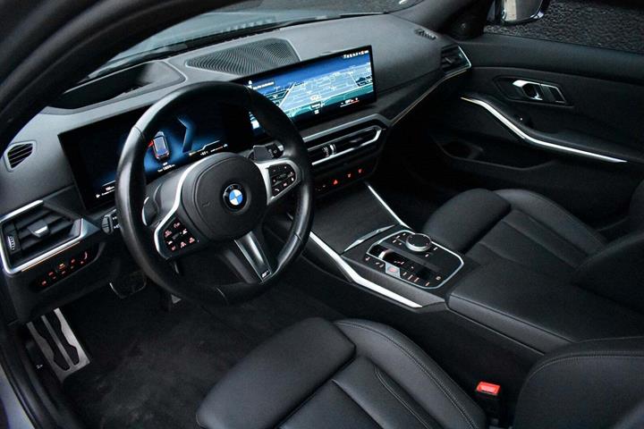 Grå BMW 320i fra 2023 set indefra