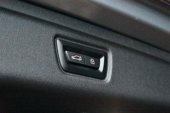 Grå BMW 320i fra 2023