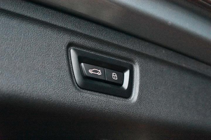 Grå BMW 320i fra 2023