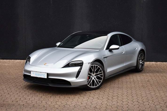 Sølv Porsche Taycan 4S fra 2021 set udefra