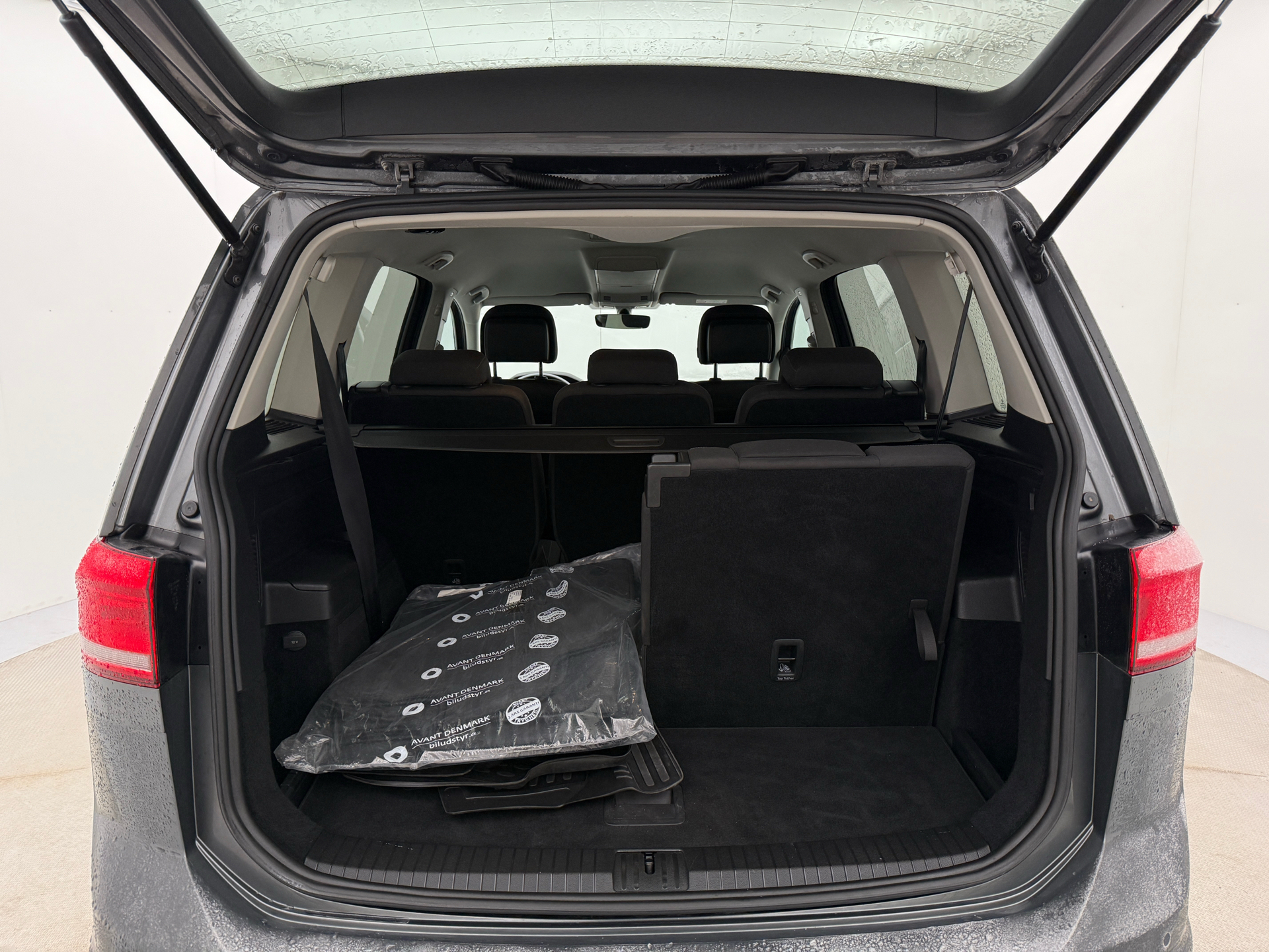 Grå VW Touran fra 2018