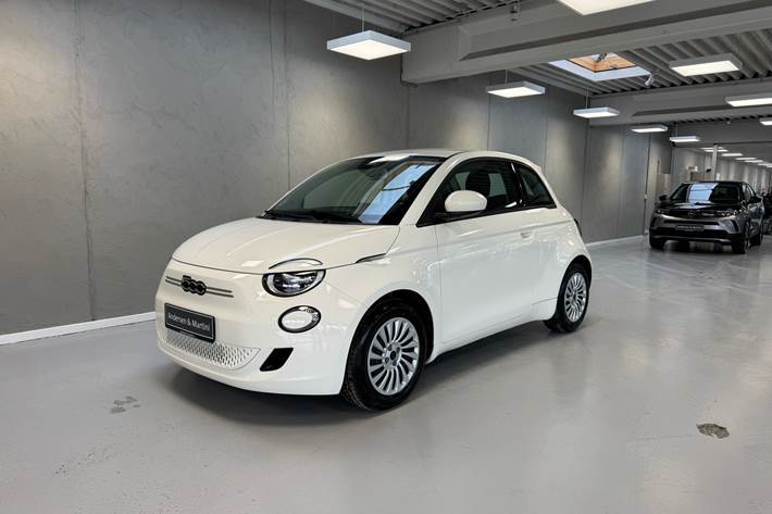 Hvid Fiat 500e fra 2023 set udefra