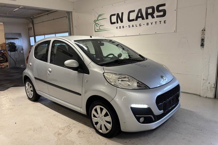 Sølv Peugeot 107 fra 2013 set udefra