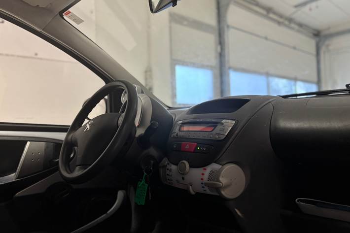 Sølv Peugeot 107 fra 2013