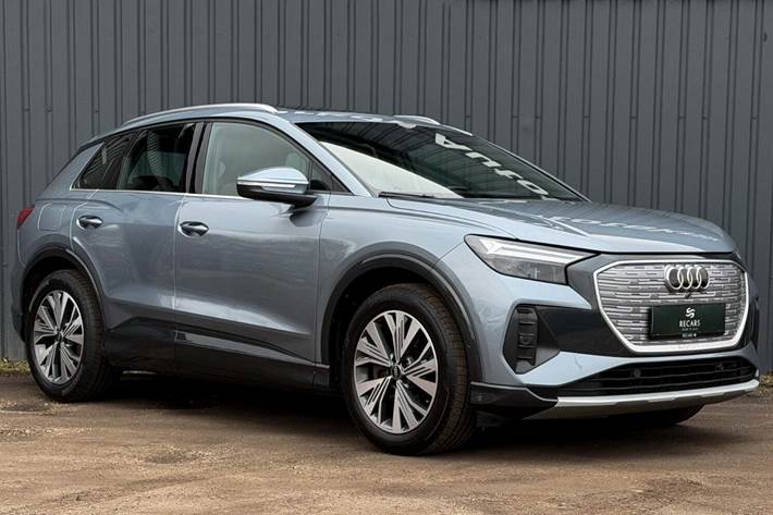 Blå Audi Q4 e-tron fra 2022 set udefra