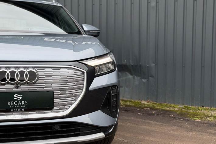 Blå Audi Q4 e-tron fra 2022