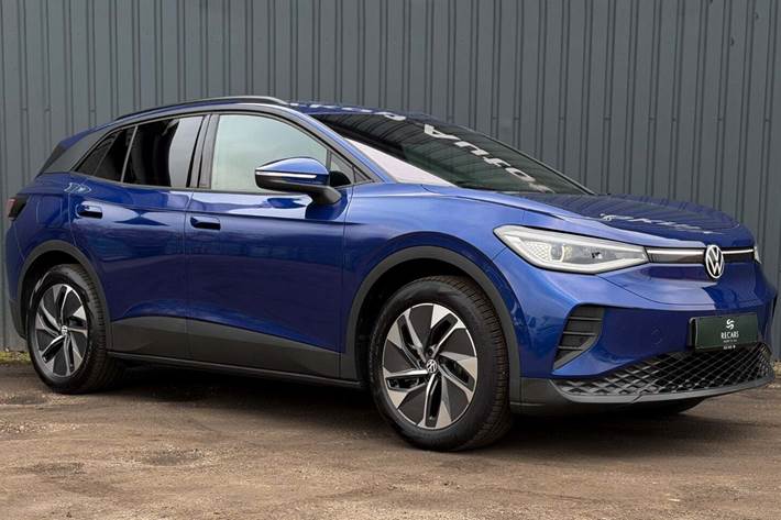 Blå VW ID.4 fra 2025 set udefra