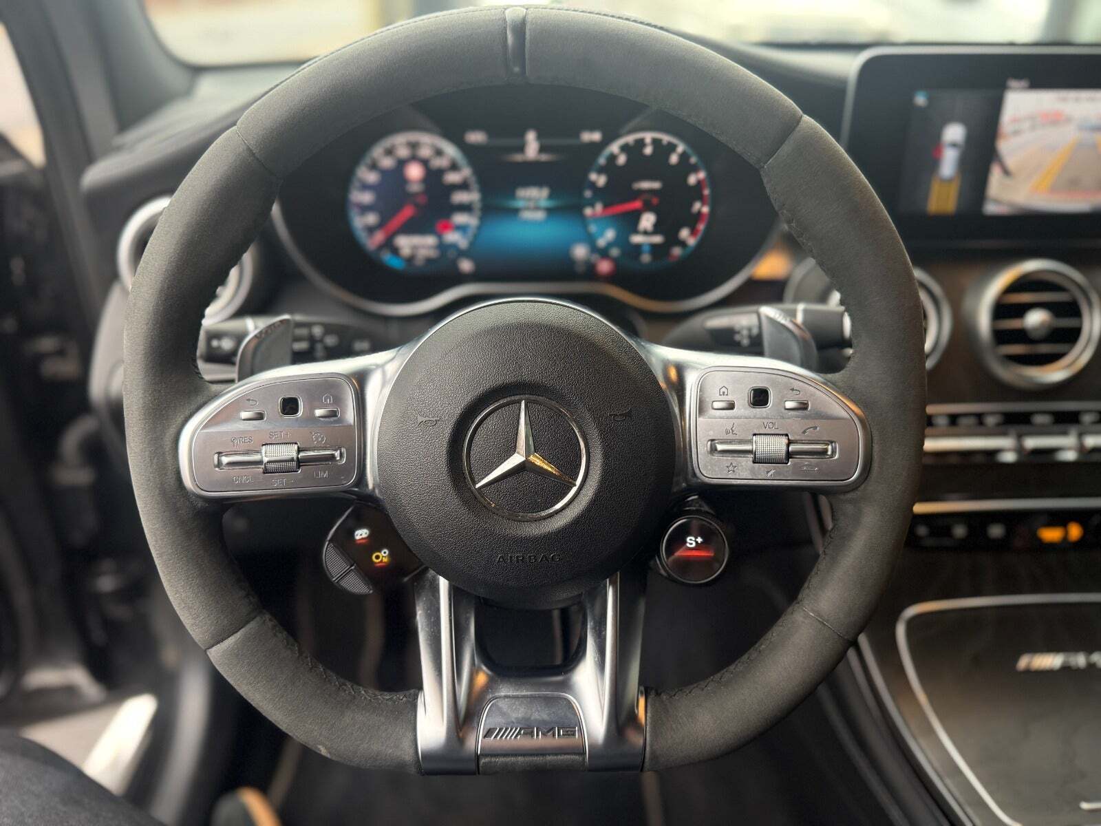 Grå Mercedes GLC63 fra 2019