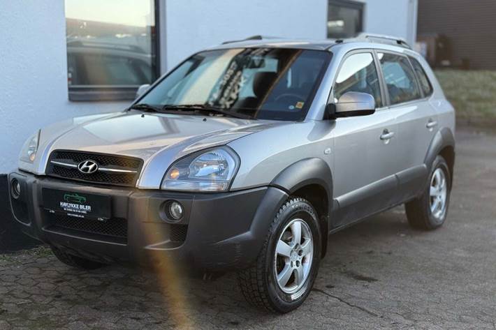 Sølv Hyundai Tucson fra 2006 set udefra