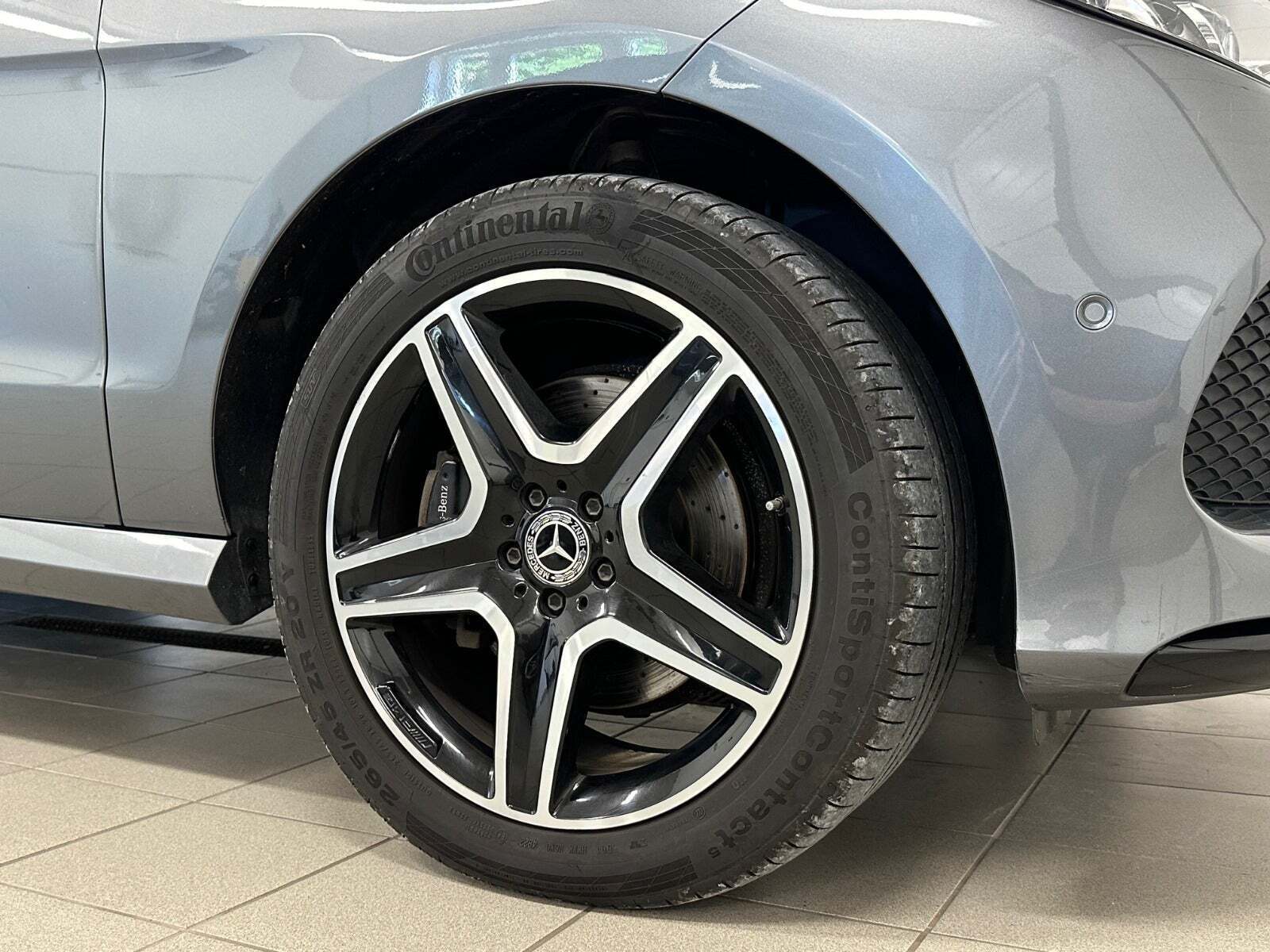 Grå Mercedes GLE350 d fra 2017