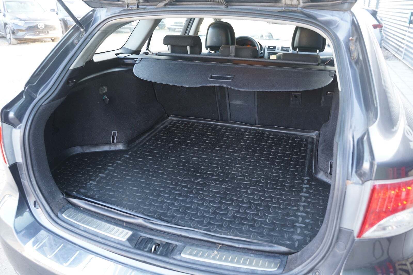 Grå Toyota Avensis fra 2011