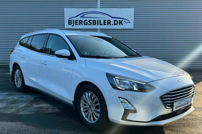 Hvid Ford Focus fra 2020 set udefra
