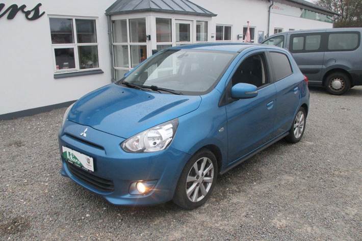 Blå Mitsubishi Space Star fra 2015 set udefra