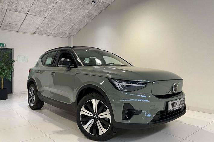 Grøn Volvo XC40 fra 2024 set udefra