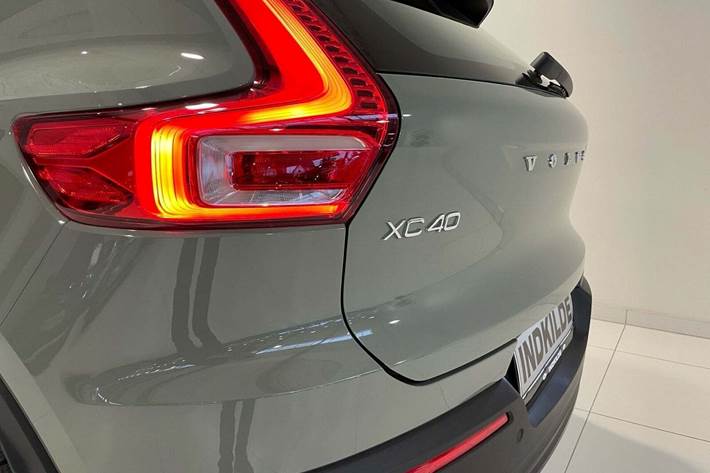 Grøn Volvo XC40 fra 2024