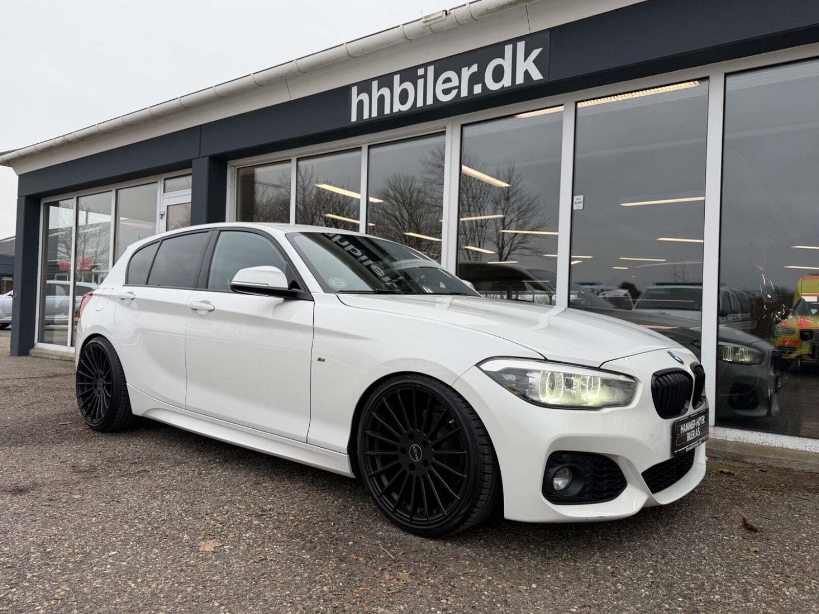 Hvid BMW 118i fra 2019