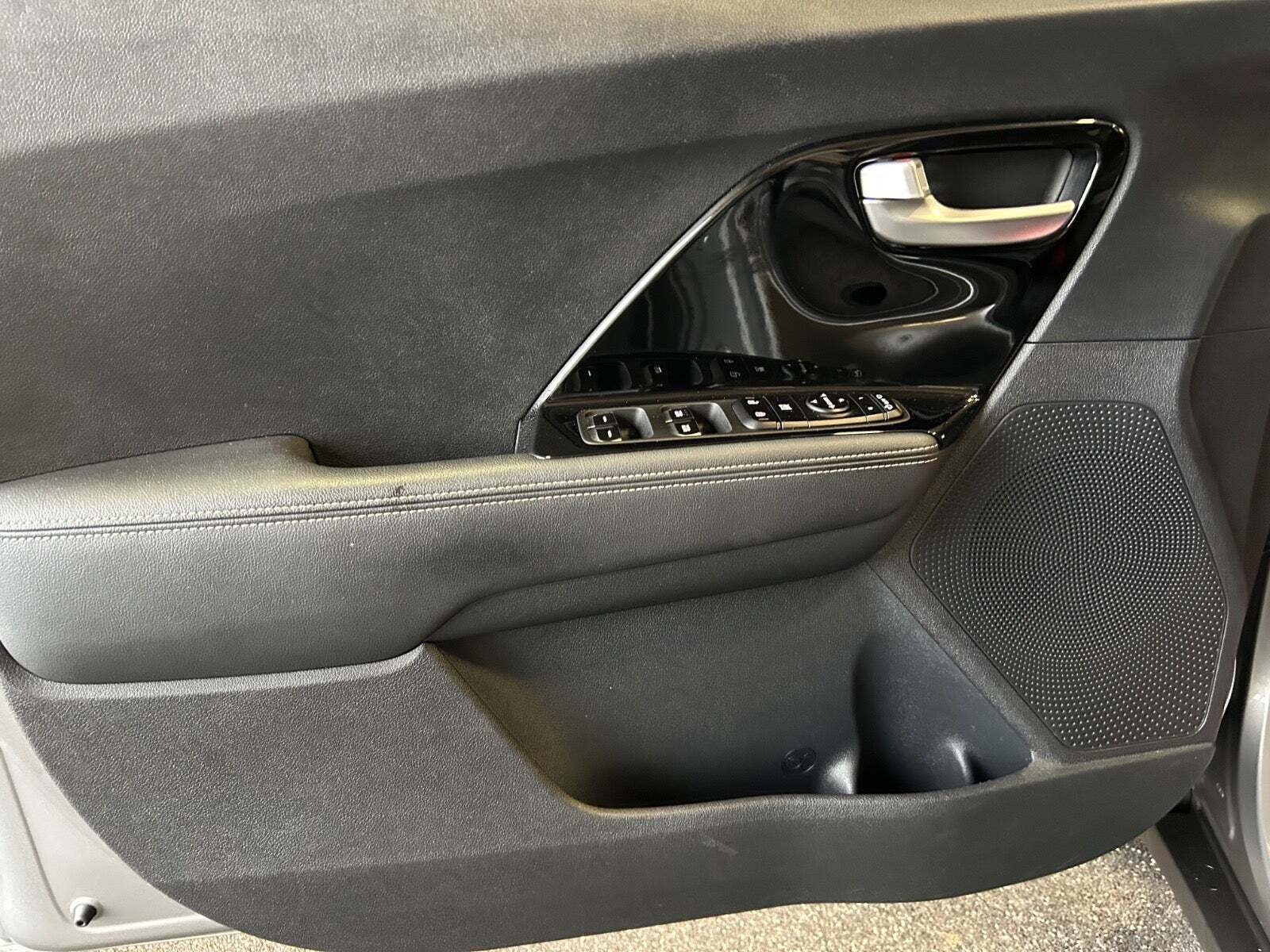 Grå Kia Niro fra 2020