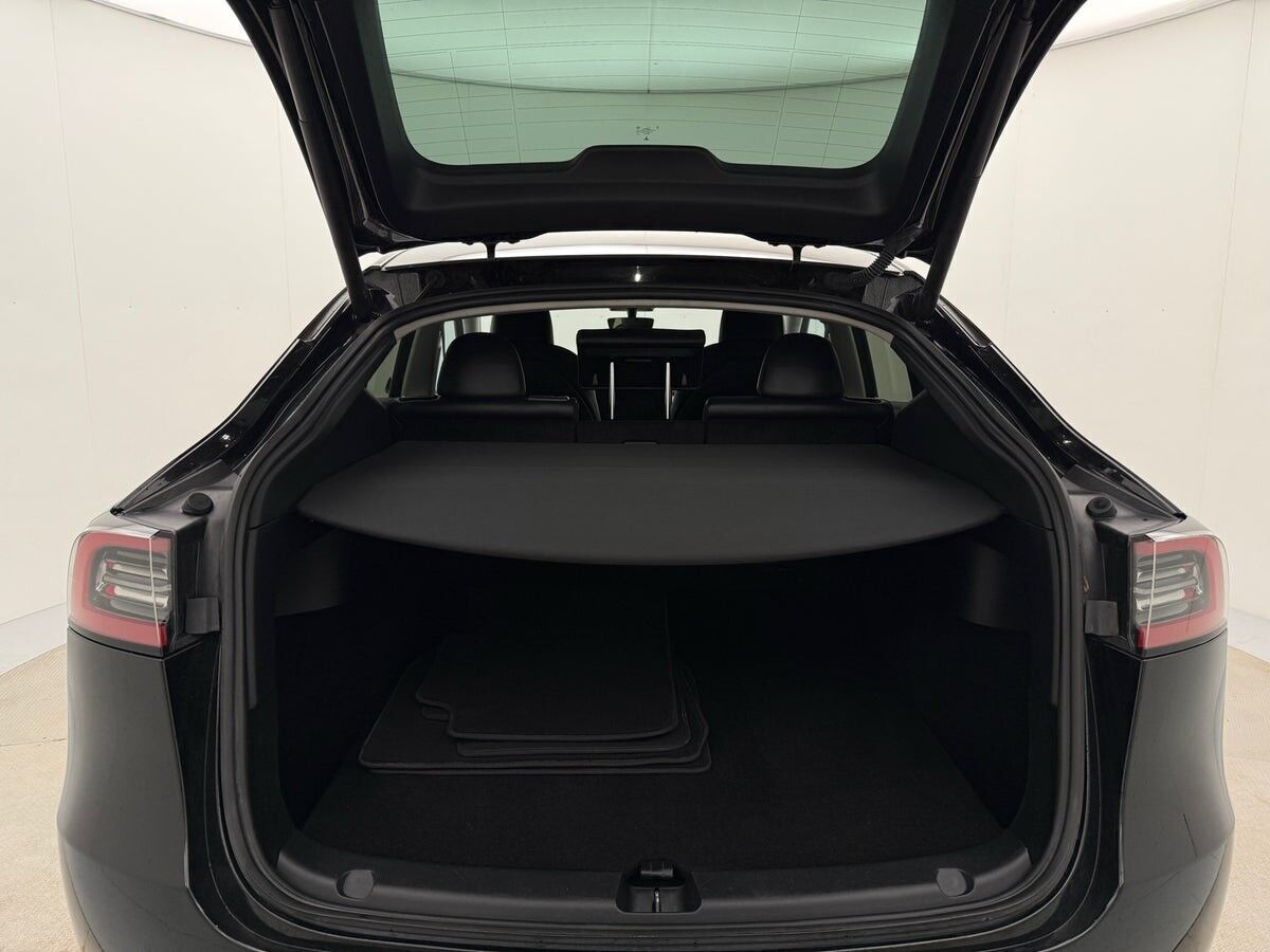 Sort Tesla Model Y fra 2022