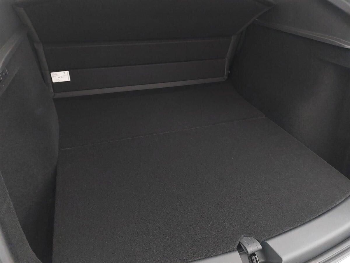 Hvid Tesla Model Y fra 2024