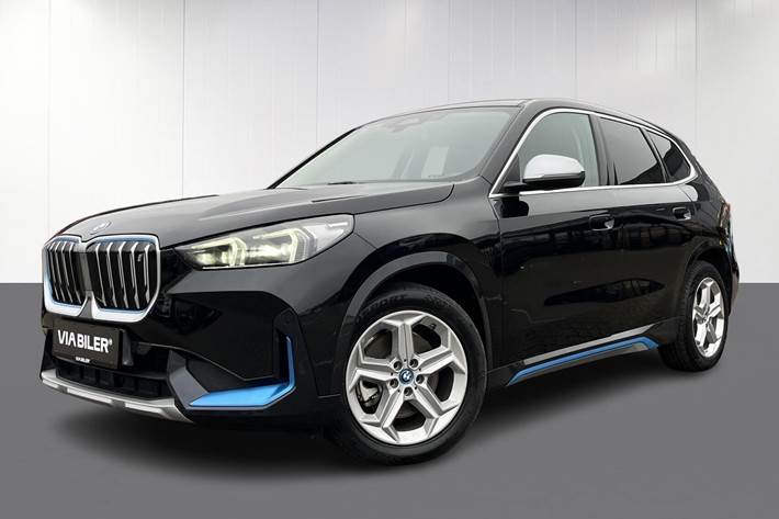 Sort BMW iX1 fra 2023 set udefra