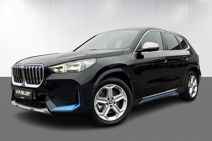 Sort BMW iX1 fra 2023 set udefra
