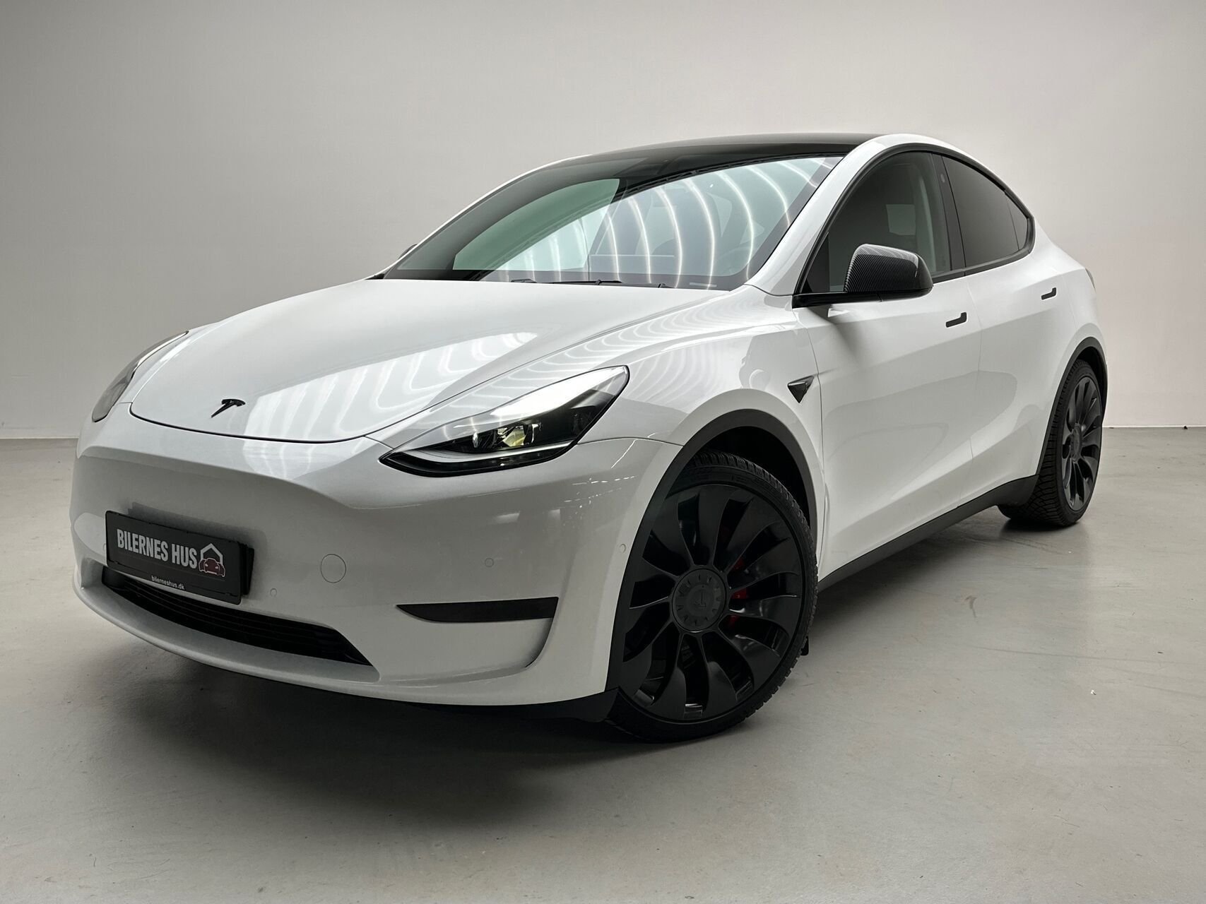 Hvid Tesla Model Y fra 2022