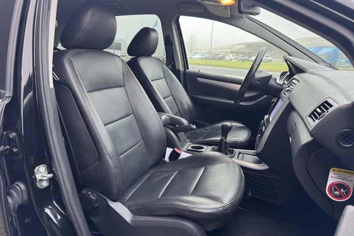 Sort Mercedes B180 fra 2007 set indefra