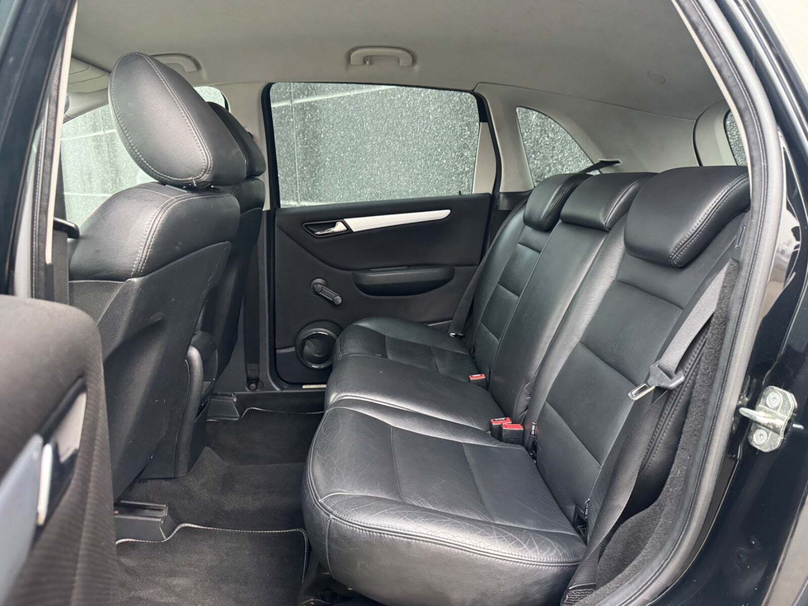 Sort Mercedes B180 fra 2007 set indefra