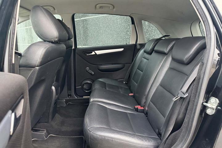 Sort Mercedes B180 fra 2007 set indefra