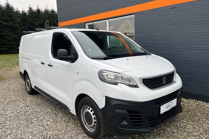 Hvid Peugeot Expert fra 2020 set udefra