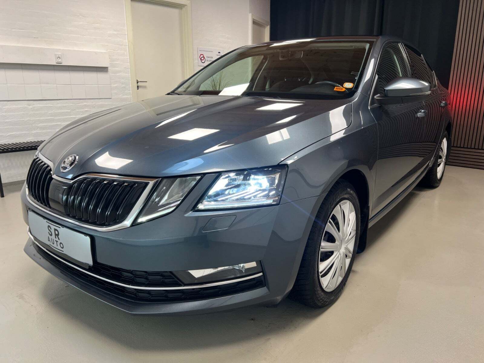 Grå Skoda Octavia fra 2018