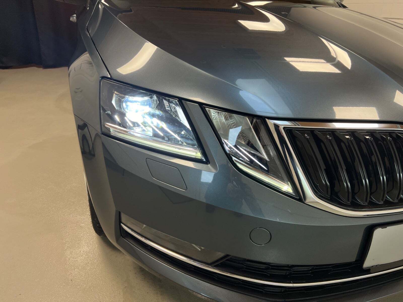 Grå Skoda Octavia fra 2018