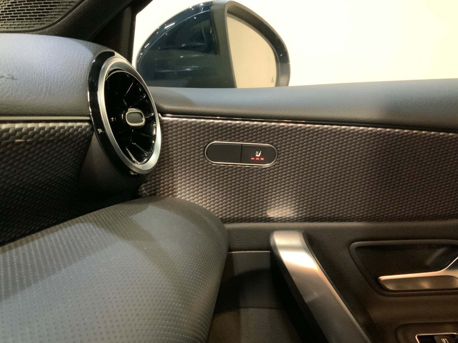 Blå Mercedes A250 e fra 2021