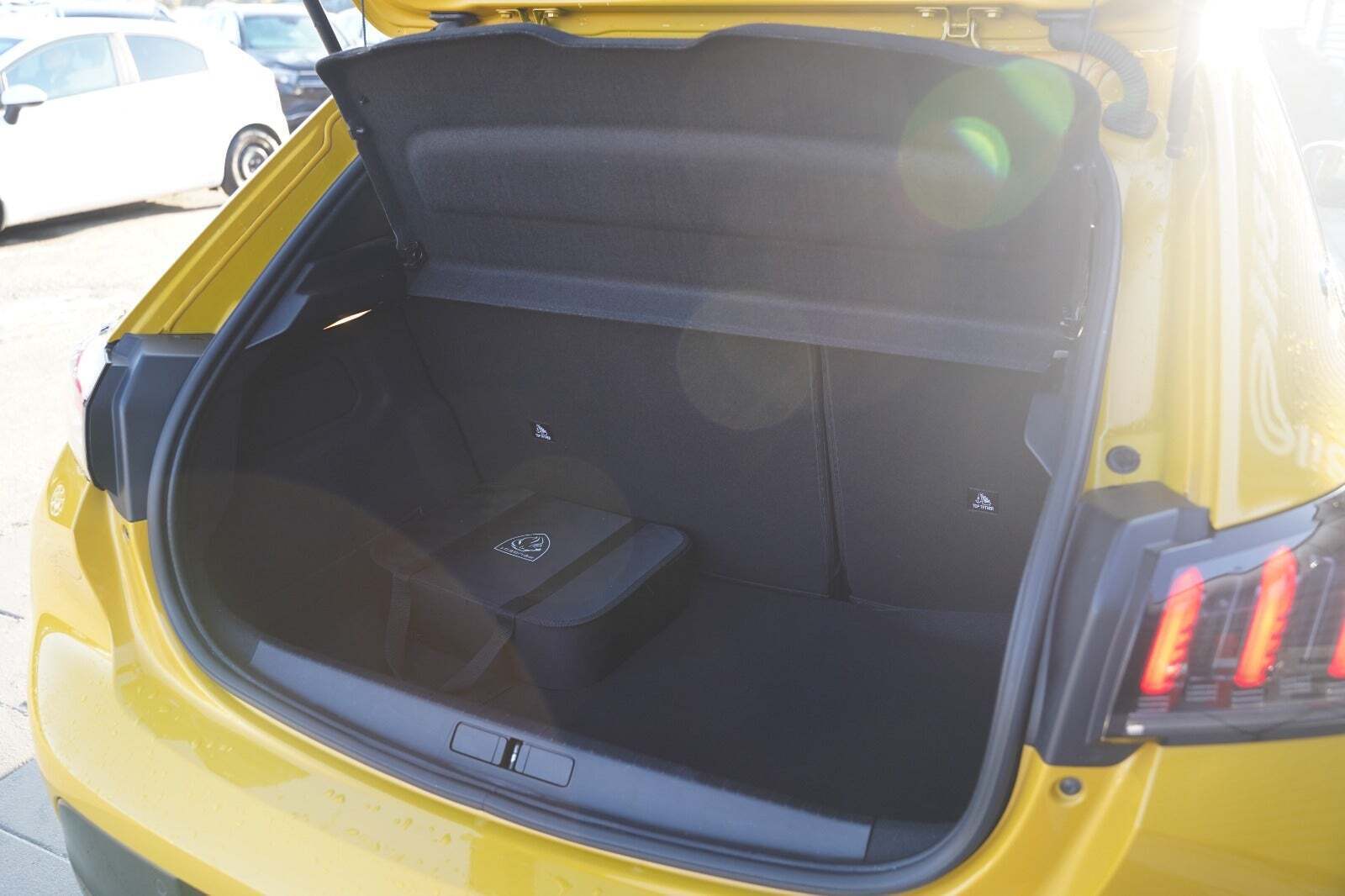 Gul Peugeot e-208 fra 2022