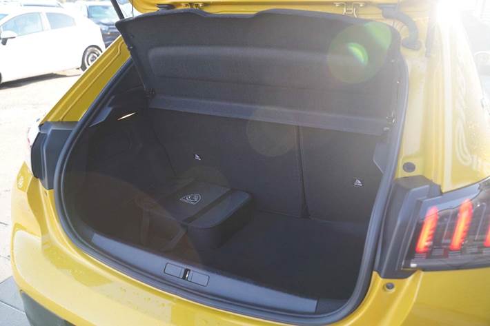 Gul Peugeot e-208 fra 2022