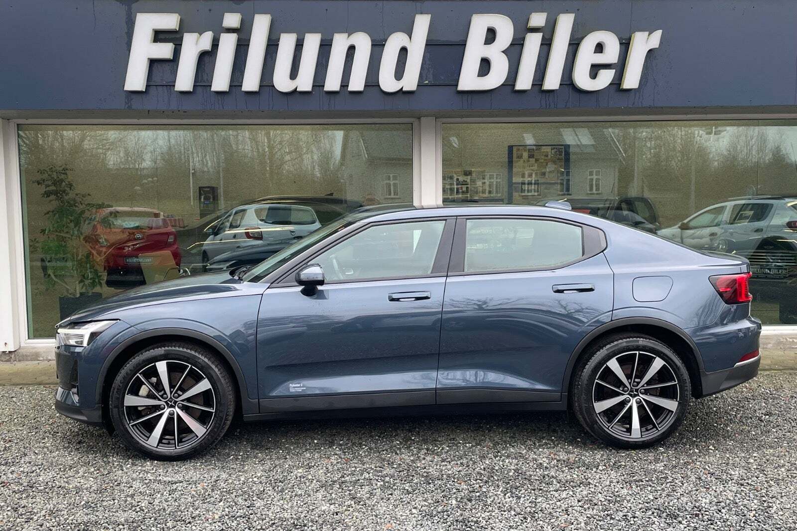 Blå Polestar 2 fra 2022