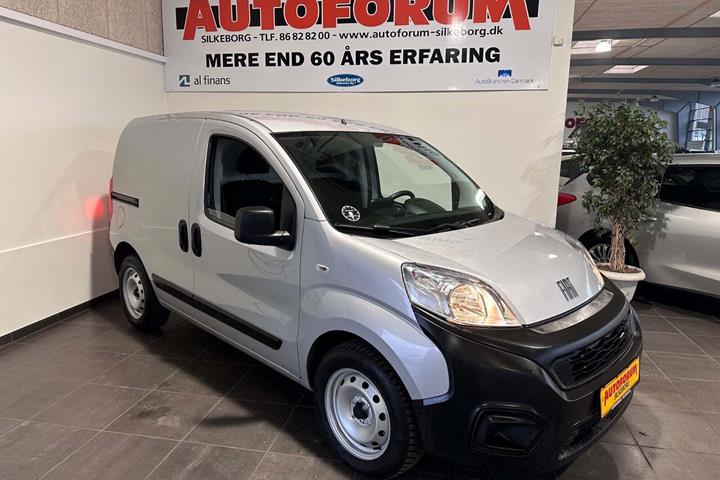 Sølv Fiat Fiorino fra 2022 set udefra