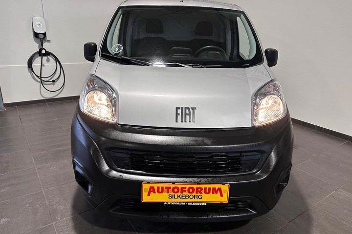 Sølv Fiat Fiorino fra 2022 set udefra