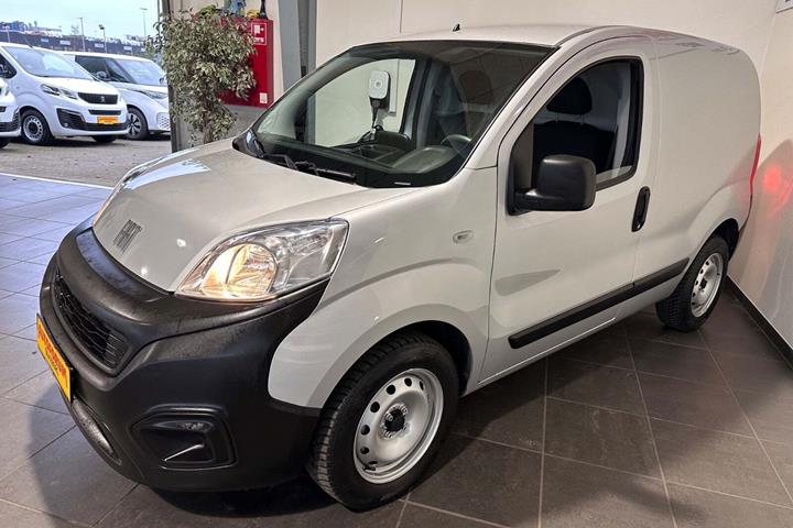 Sølv Fiat Fiorino fra 2022 set udefra