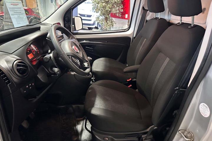 Sølv Fiat Fiorino fra 2022 set indefra
