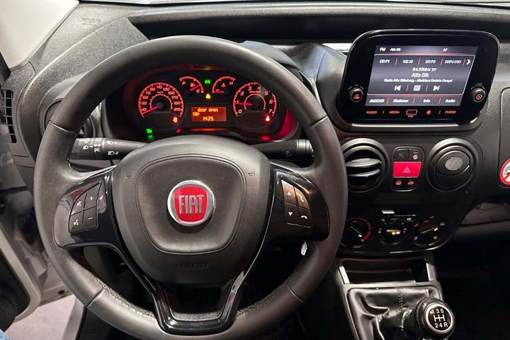 Sølv Fiat Fiorino fra 2022 set indefra
