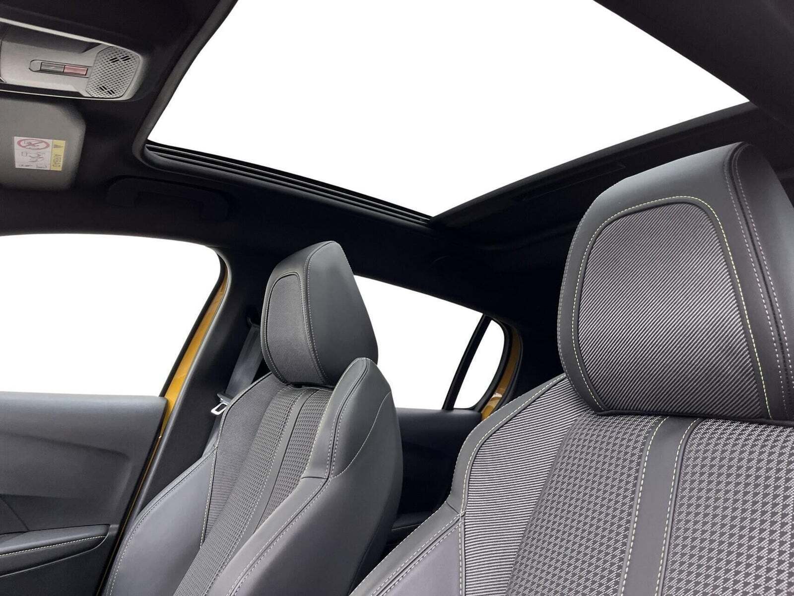 Gul Peugeot e-208 fra 2022