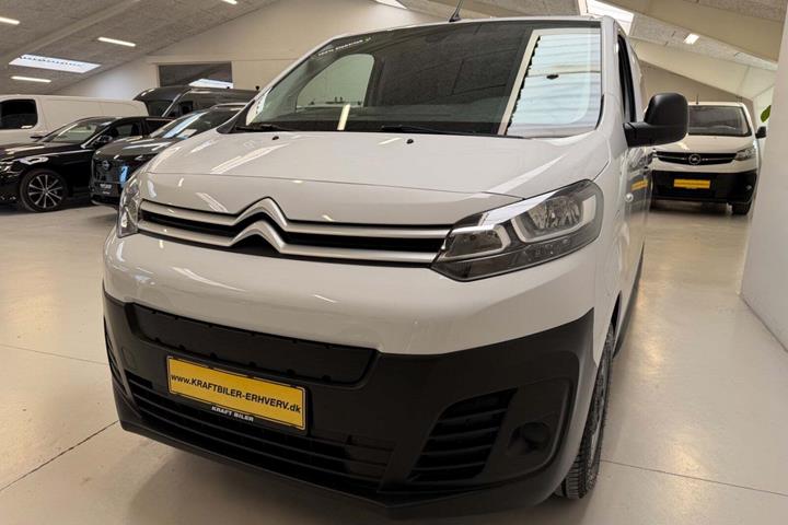 Hvid Citroën e-Jumpy fra 2023 set udefra