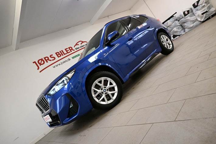 Blå BMW X1 fra 2023 set udefra