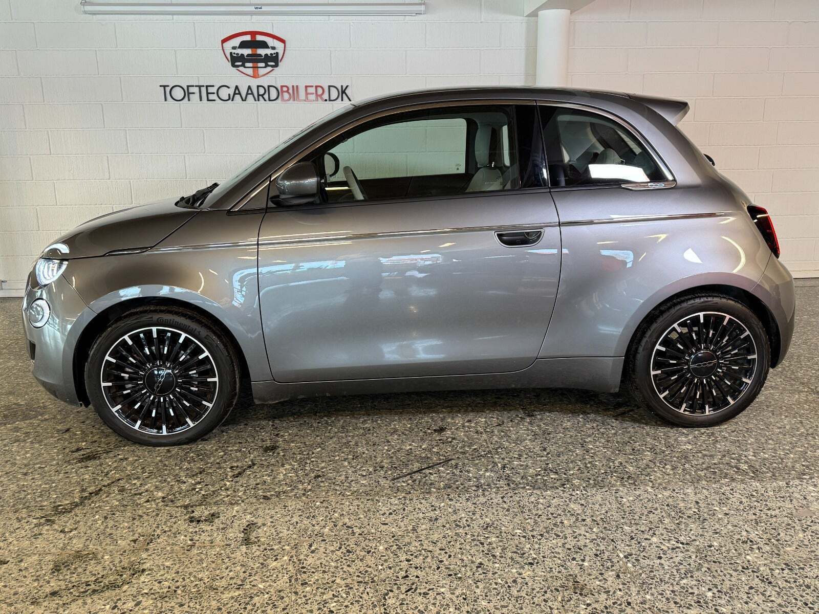 Grå Fiat 500e fra 2022