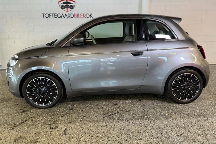 Grå Fiat 500e fra 2022